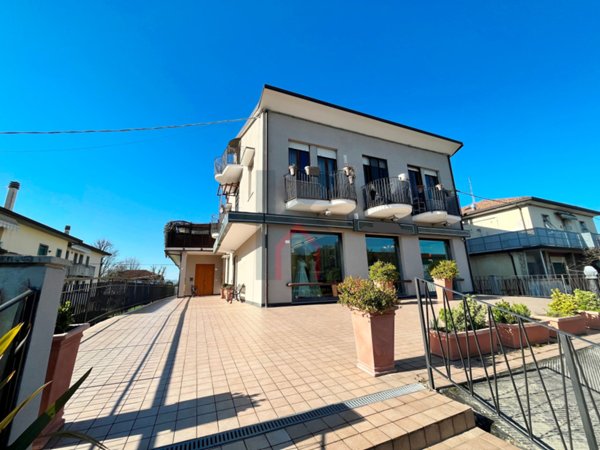 negozio in vendita a Forlì in zona Romiti