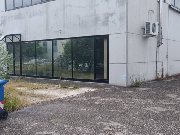 locale commerciale in vendita a Forlì in zona Villanova