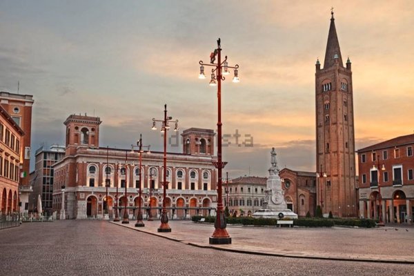 locale commerciale in vendita a Forlì in zona Centro Storico
