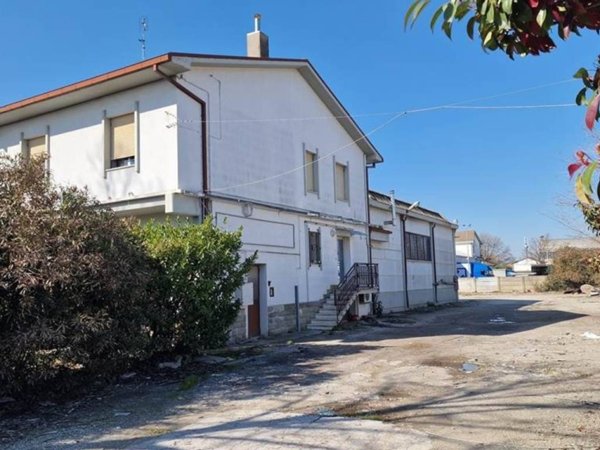 locale commerciale in vendita a Forlì in zona Coriano