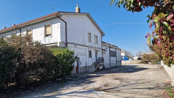 locale commerciale in vendita a Forlì in zona Pieve Acquedotto
