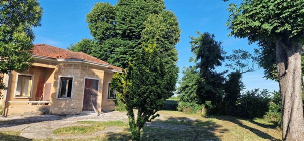 casa indipendente in vendita a Forlì in zona Carpena