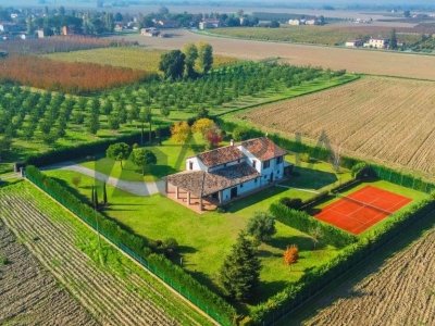 casa indipendente in vendita a Forlì in zona Quattro
