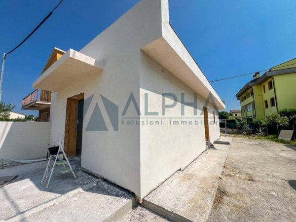 casa indipendente in vendita a Forlì in zona Carpena