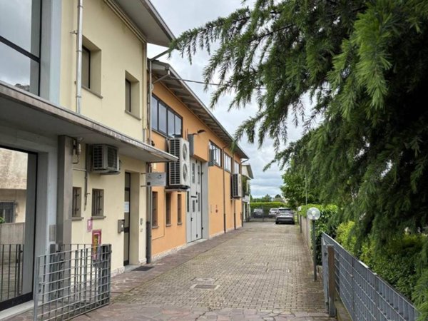 locale commerciale in vendita a Forlì in zona Coriano