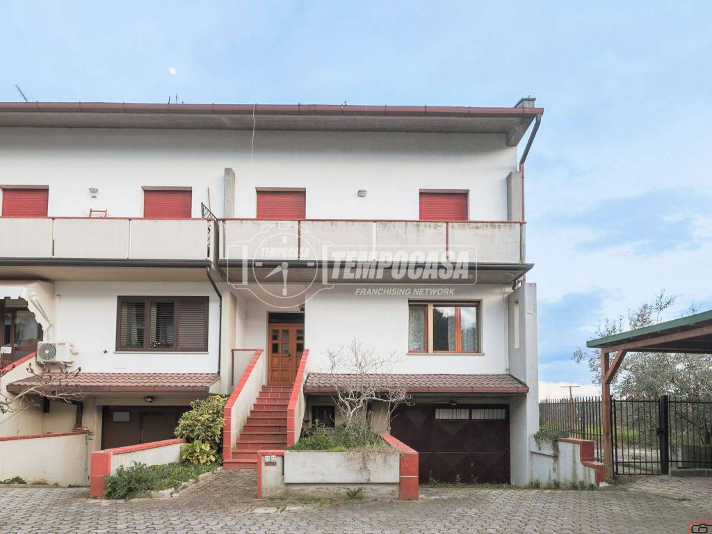 casa indipendente in vendita a Forlì in zona Grisignano
