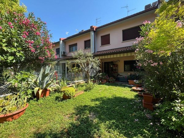 casa indipendente in vendita a Forlì in zona Cà Ossi