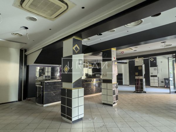locale commerciale in vendita a Forlì