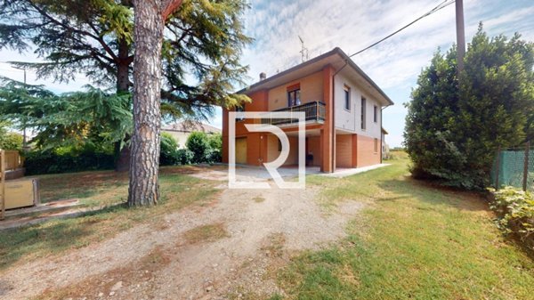 casa indipendente in vendita a Forlì in zona Quattro