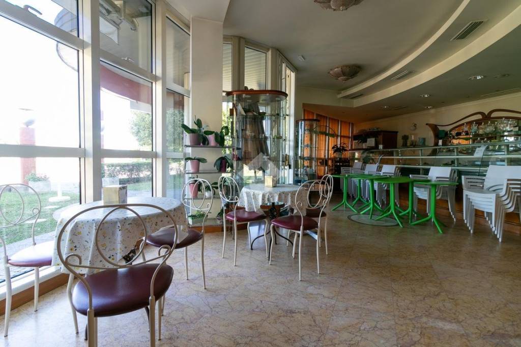 negozio in vendita a Forlì in zona Coriano