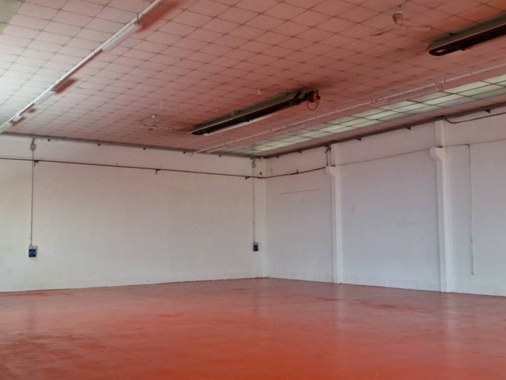 locale commerciale in vendita a Forlì in zona Coriano