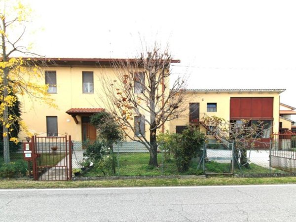 casa indipendente in vendita a Forlì in zona Quattro