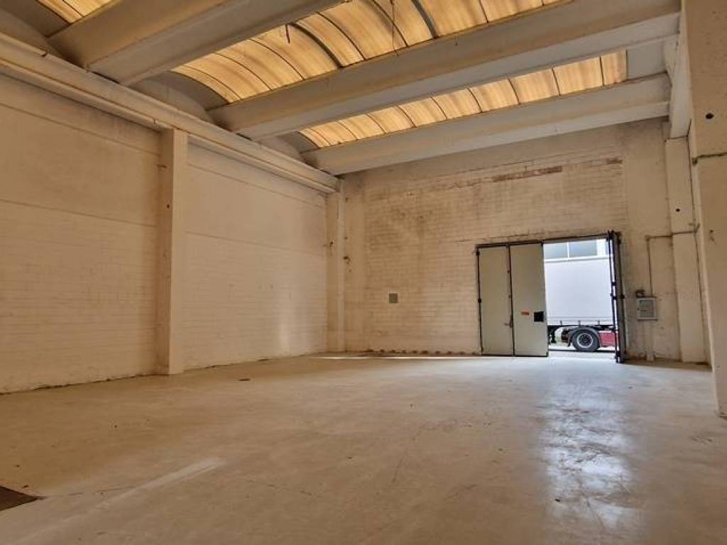 locale commerciale in vendita a Forlì in zona Villanova