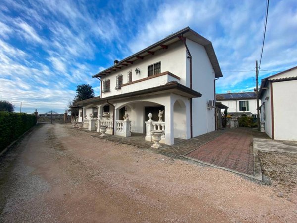 casa indipendente in vendita a Forlì in zona Casemurate