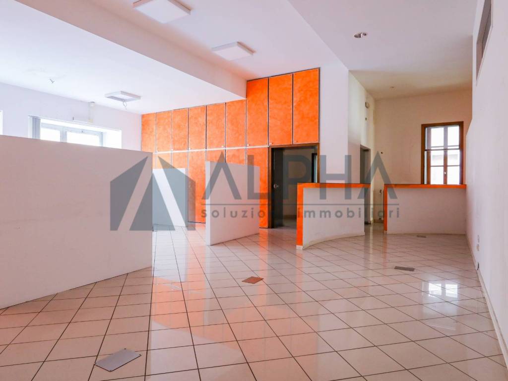 negozio in vendita a Forlì in zona Centro Storico