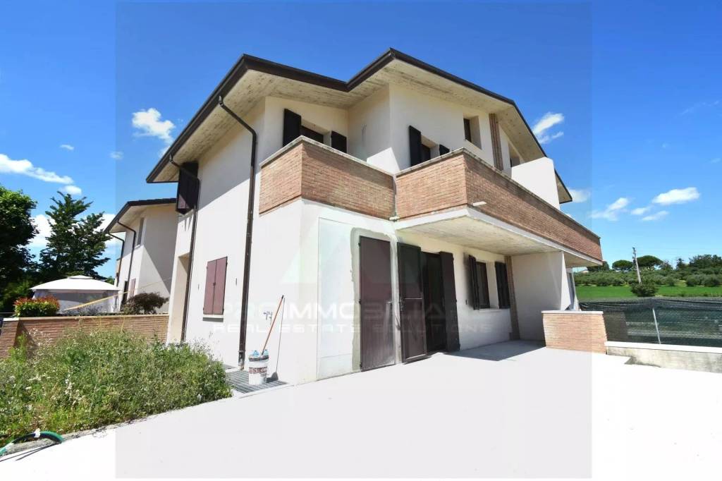 casa indipendente in vendita a Forlì in zona Quattro
