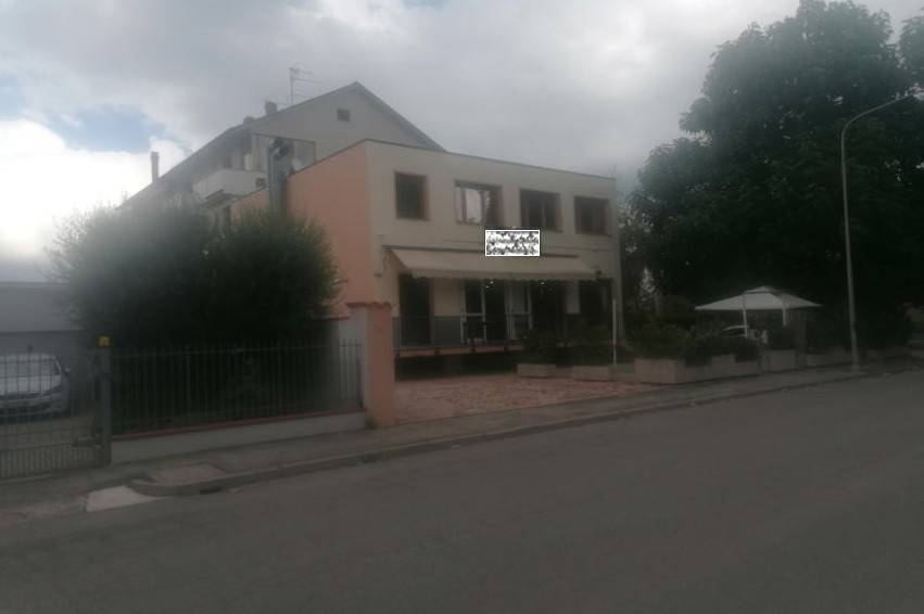 negozio in vendita a Forlì in zona Cà Ossi