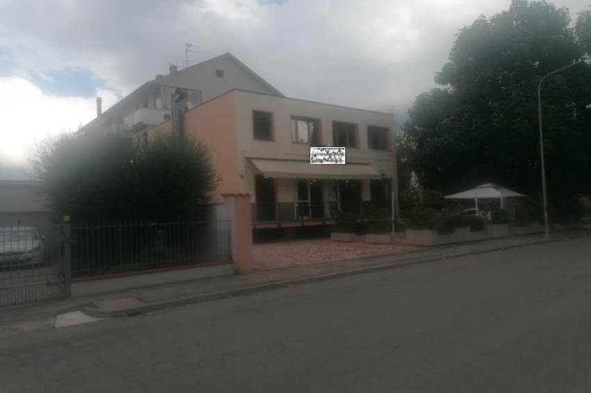 negozio in vendita a Forlì in zona Cà Ossi