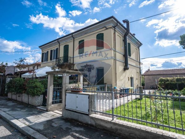 casa indipendente in vendita a Forlì in zona Carpena