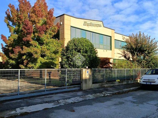 locale commerciale in vendita a Forlì in zona Villanova