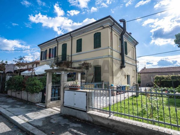casa indipendente in vendita a Forlì in zona Carpena