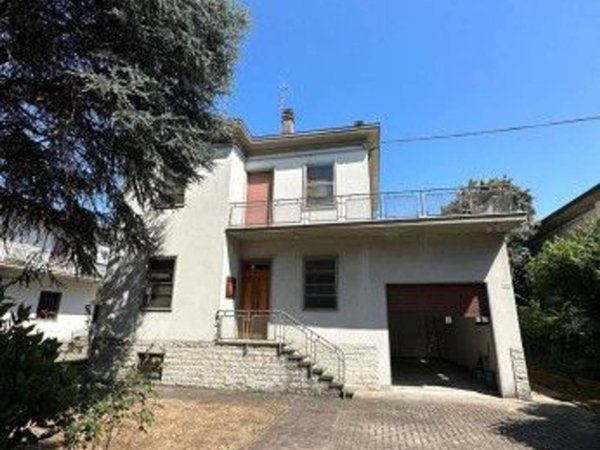 casa indipendente in vendita a Forlì in zona Quattro