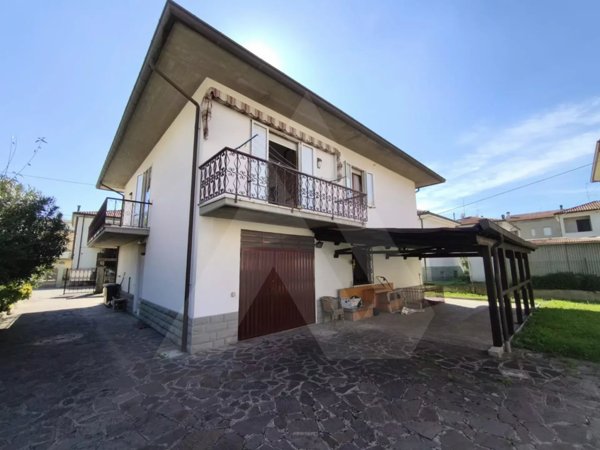 casa indipendente in vendita a Forlì in zona San Martino in Strada