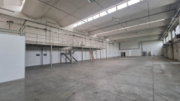 locale commerciale in vendita a Forlì in zona Ronco