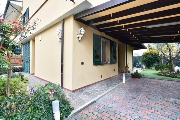 casa indipendente in vendita a Forlì in zona Quattro