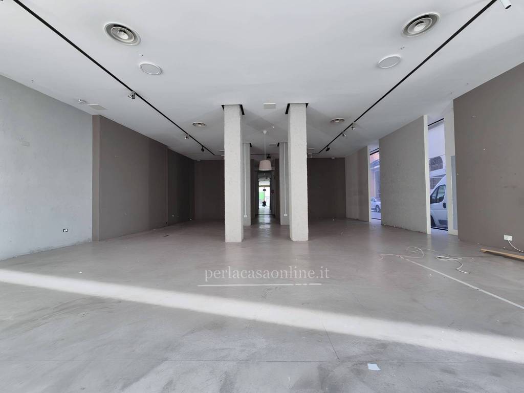 negozio in vendita a Forlì in zona Centro Storico