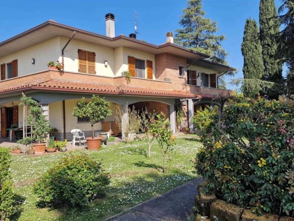 casa indipendente in vendita a Forlì in zona Quattro