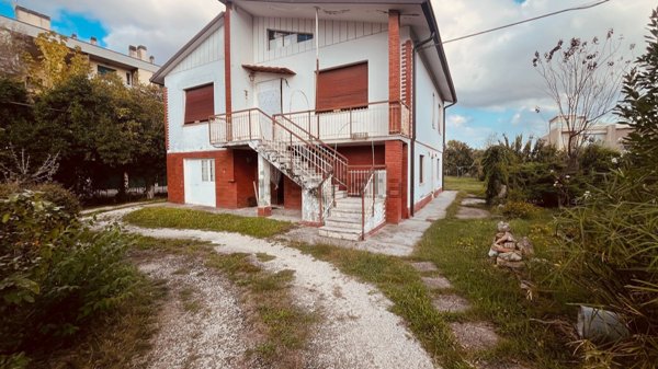 casa indipendente in vendita a Forlì in zona Vecchiazzano