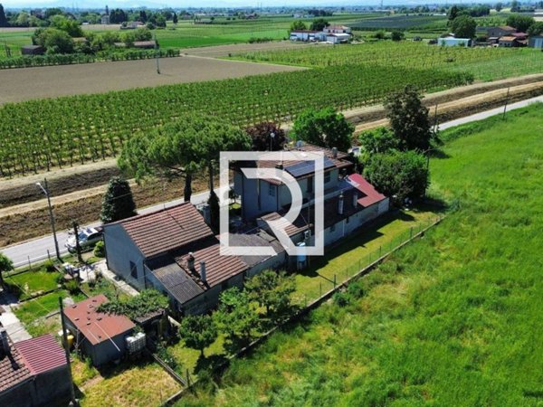 casa indipendente in vendita a Forlì in zona Roncadello