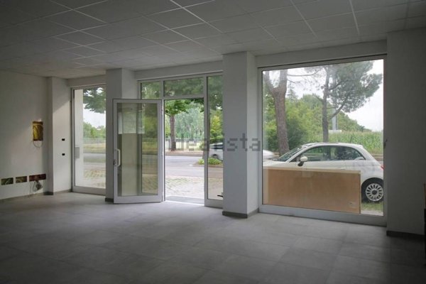 negozio in vendita a Forlì in zona Ronco
