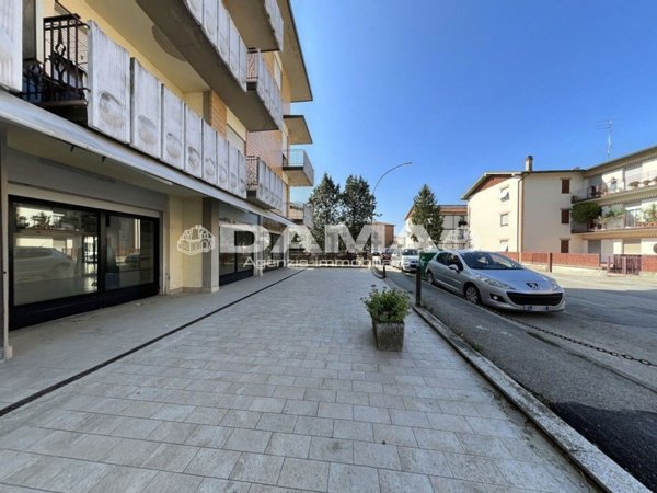 negozio in vendita a Forlì in zona Romiti
