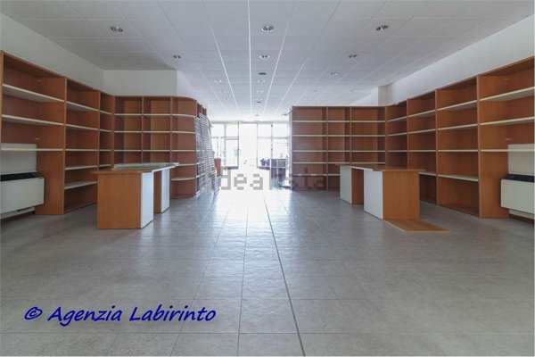 locale commerciale in vendita a Forlì in zona Vecchiazzano