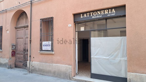 negozio in vendita a Forlì in zona Centro Storico