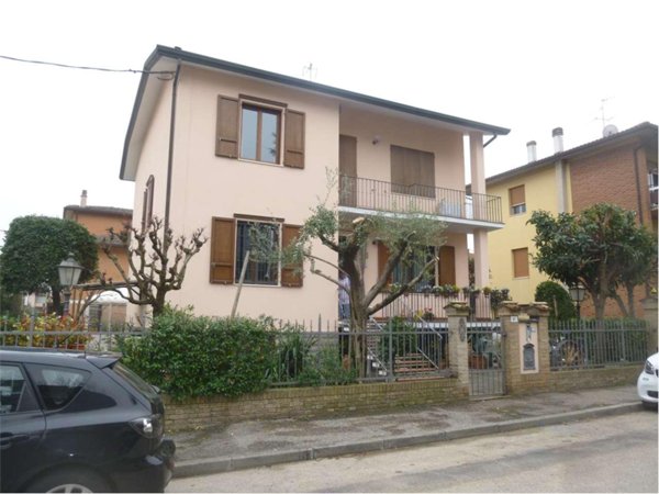 casa indipendente in vendita a Forlì