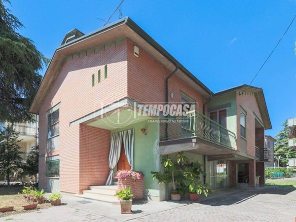 casa indipendente in vendita a Forlì in zona Quattro