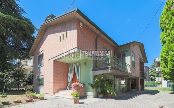 casa indipendente in vendita a Forlì in zona Quattro