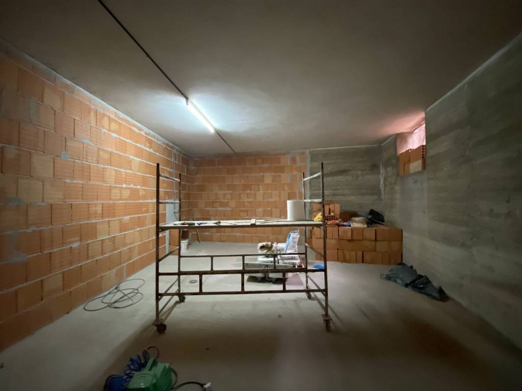 locale commerciale in vendita a Forlì in zona Cà Ossi