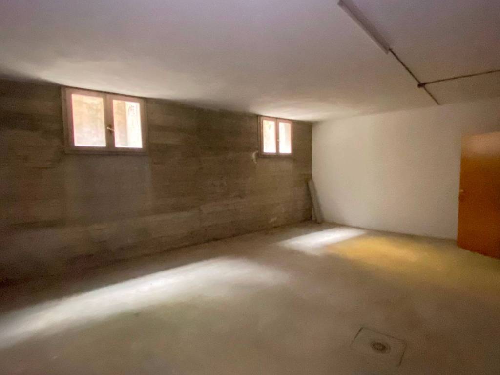 locale commerciale in vendita a Forlì in zona Cà Ossi