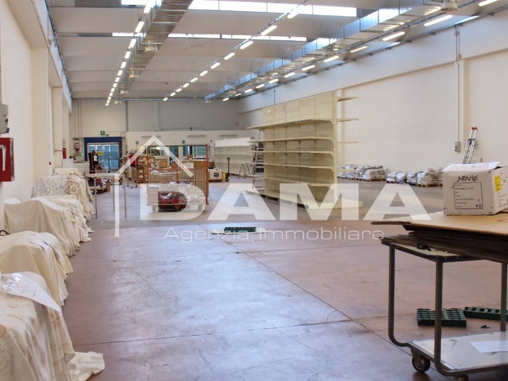 locale commerciale in vendita a Forlì in zona Pieve Acquedotto