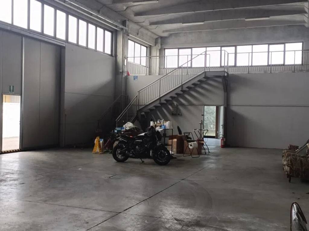 locale commerciale in vendita a Forlì in zona Villanova