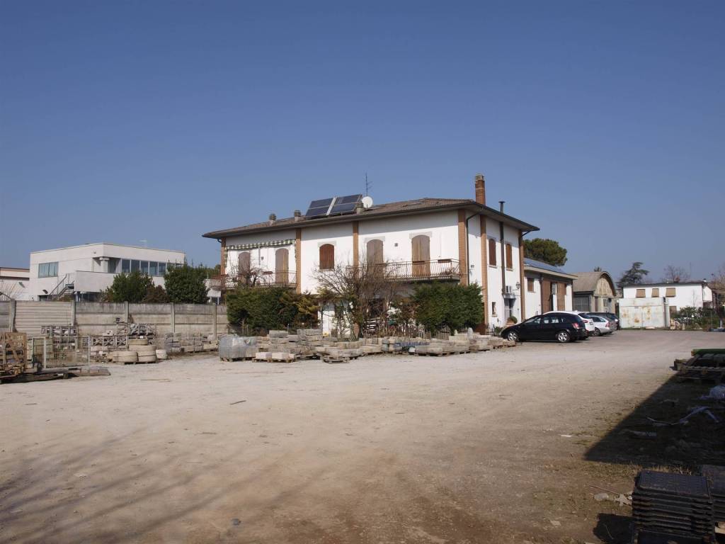 locale commerciale in vendita a Forlì in zona Coriano