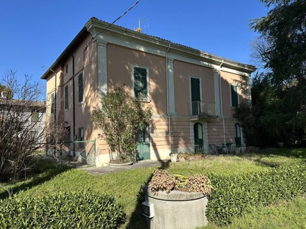 casa indipendente in vendita a Forlì in zona Quattro