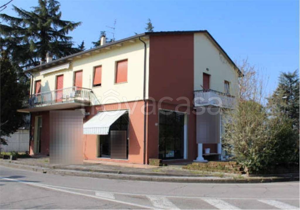 negozio in vendita a Forlì in zona Cà Ossi