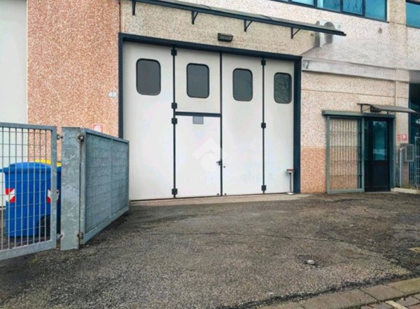 locale commerciale in vendita a Forlì in zona Coriano