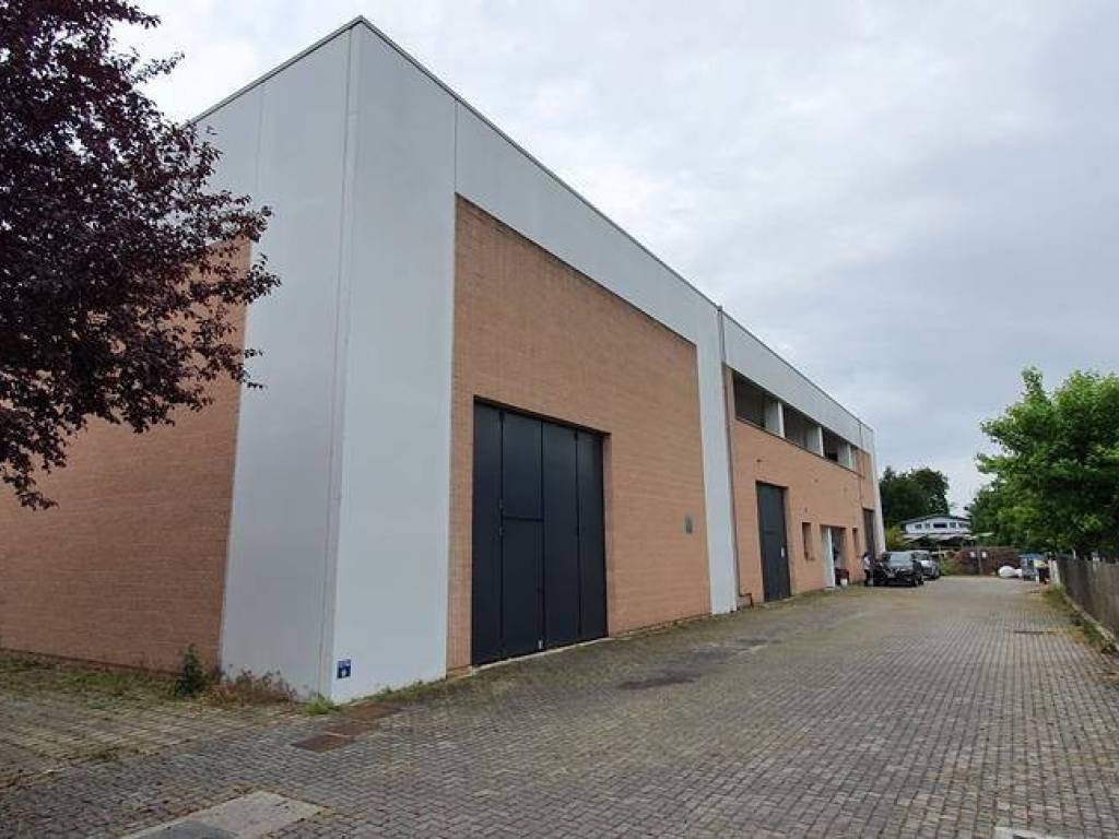 locale commerciale in vendita a Forlì in zona Villanova