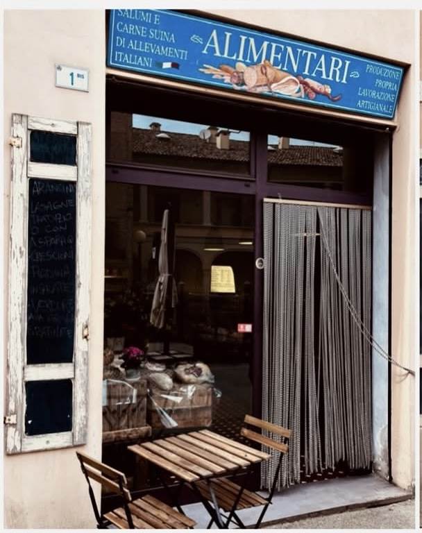 negozio in vendita a Forlì in zona Centro Storico